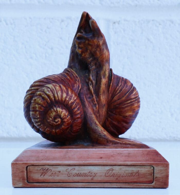 Snail Embrace - Image 3